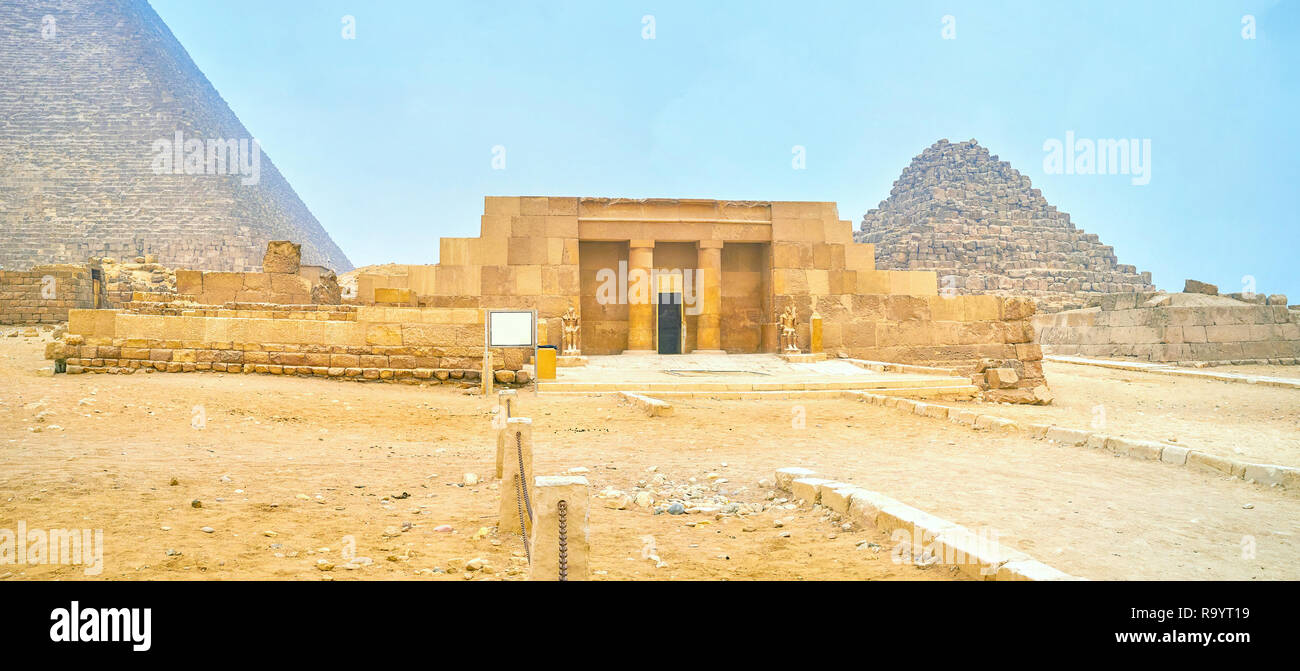 Le petit mastaba (Tombeau) des membres de la famille du Pharaon Khufu avec colonnes et sculptures à la façade, situé à côté de la Grande Pyramide de la GIZ Banque D'Images