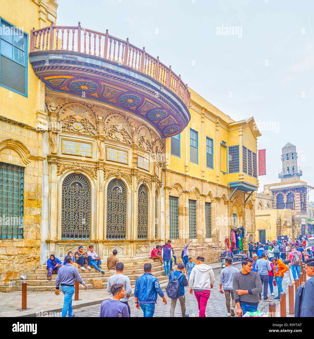 Le Caire, Egypte - 20 décembre 2017 : l'escalier de Sabil-Kuttab de Muhammad Ali Pasha sont si chers pour assis chez les jeunes, le 20 décembre Banque D'Images