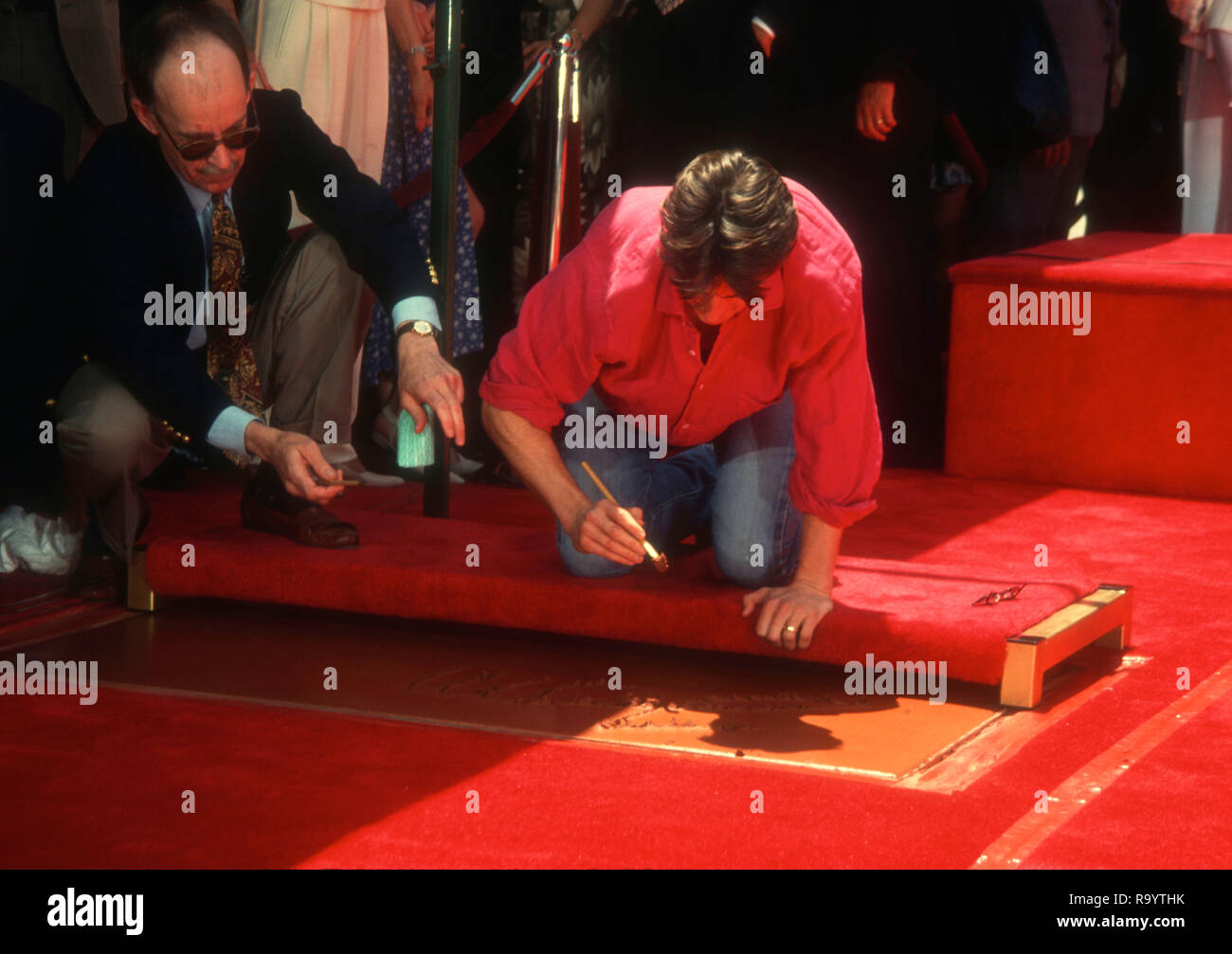 HOLLYWOOD, CA - le 28 juin : l'acteur Tom Cruise assiste à la main et cérémonie empreinte de Tom Cruise le 28 juin 1993 au Mann's Chinese Theatre dans Hollylwood, en Californie. Photo de Barry King/Alamy Stock Photo Banque D'Images