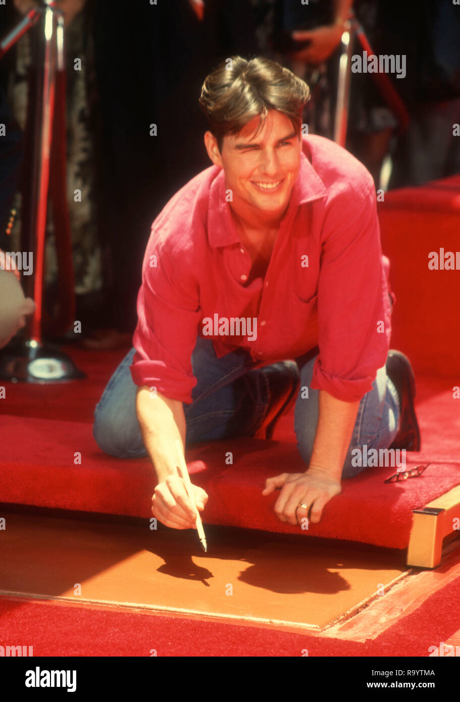 HOLLYWOOD, CA - le 28 juin : l'acteur Tom Cruise assiste à la main et cérémonie empreinte de Tom Cruise le 28 juin 1993 au Mann's Chinese Theatre dans Hollylwood, en Californie. Photo de Barry King/Alamy Stock Photo Banque D'Images