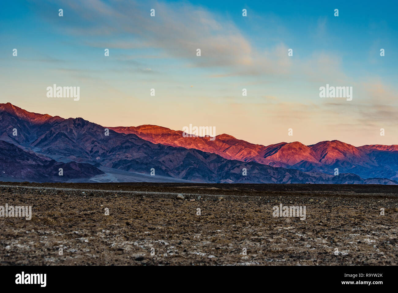 Début février matin vue sur la montagne depuis le fond de la vallée de la Vallée de la mort National Banque D'Images