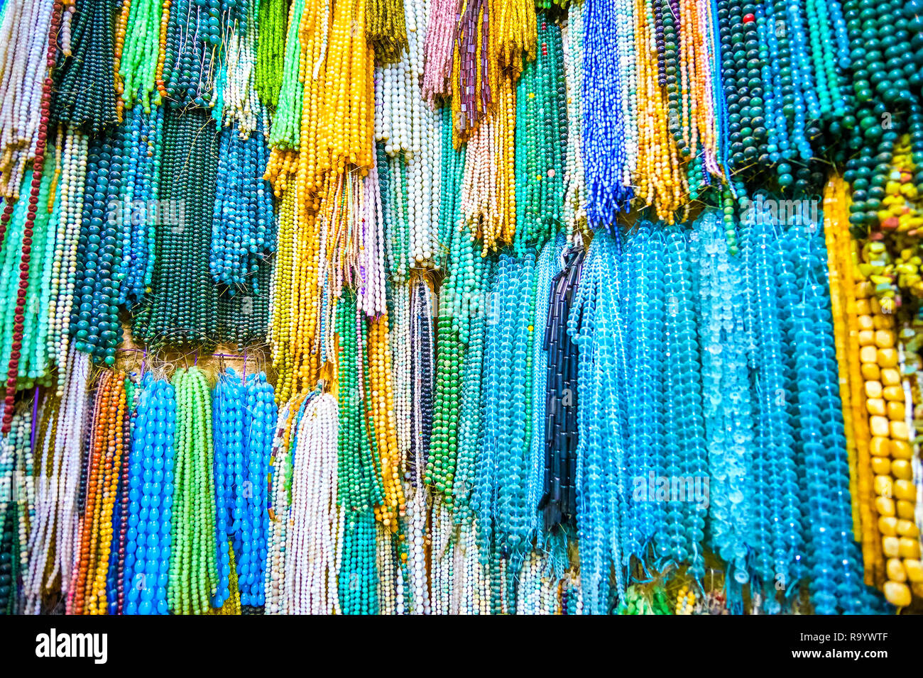 Colliers colorés sont très un populaire souvenirs d'Egypte, ils ont fait à partir de la variété de matériaux naturels, tels que pierre turquoise et orange, Ca Banque D'Images