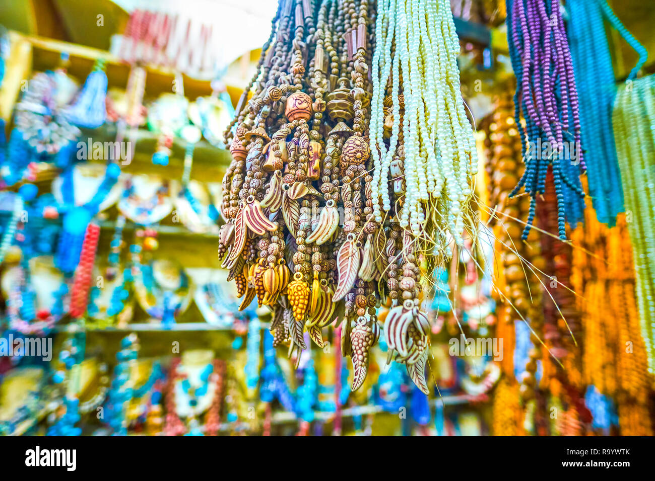 Les beaux colliers en pierre dans le style traditionnel égyptien avec des feuilles et des gemmes taillées Banque D'Images