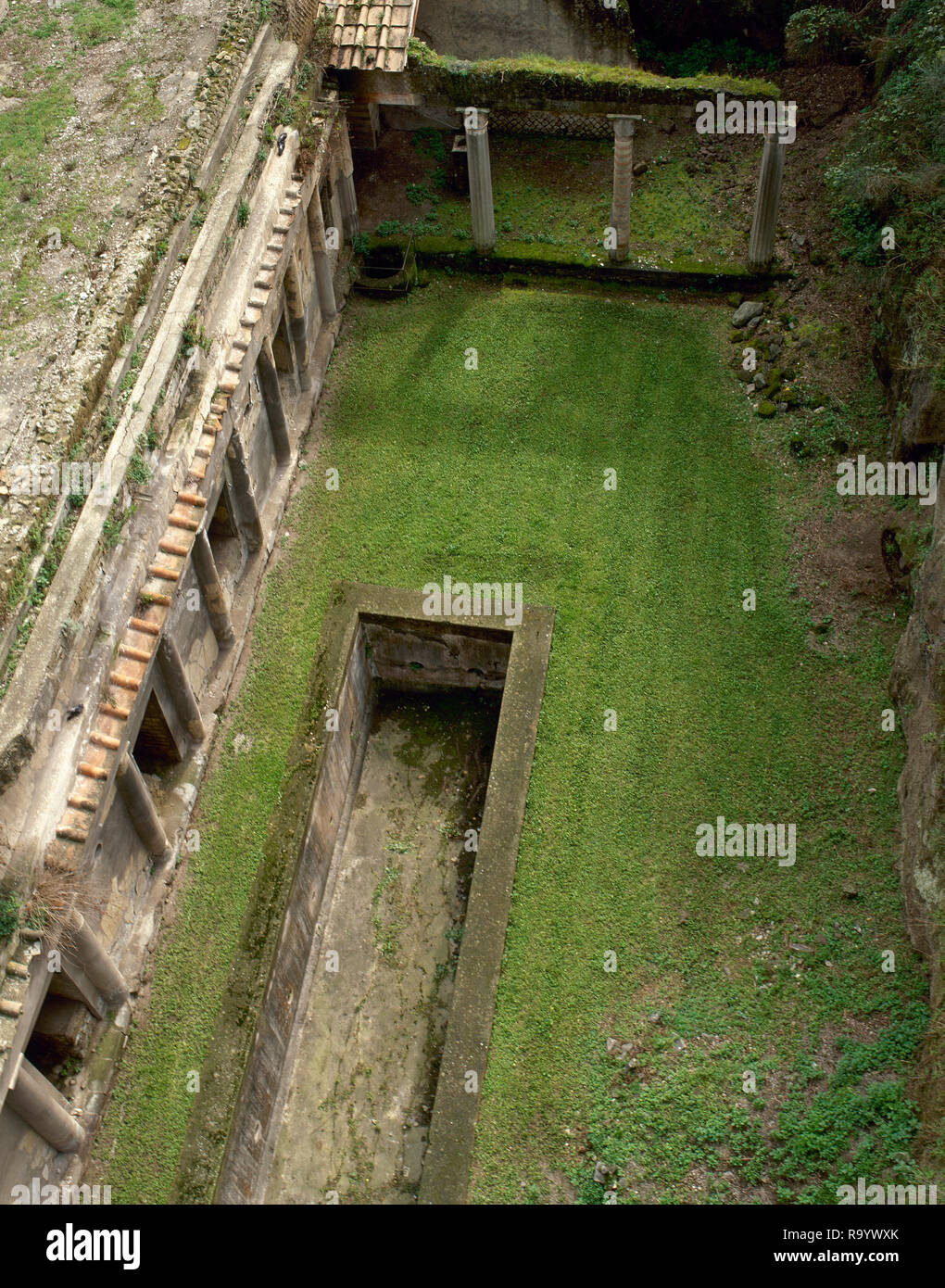 L'Italie. D'Herculanum. La Palestra (gymnase). Vue sur le portique à colonnes et une grande piscine. 1er siècle après JC. La Campanie. Banque D'Images
