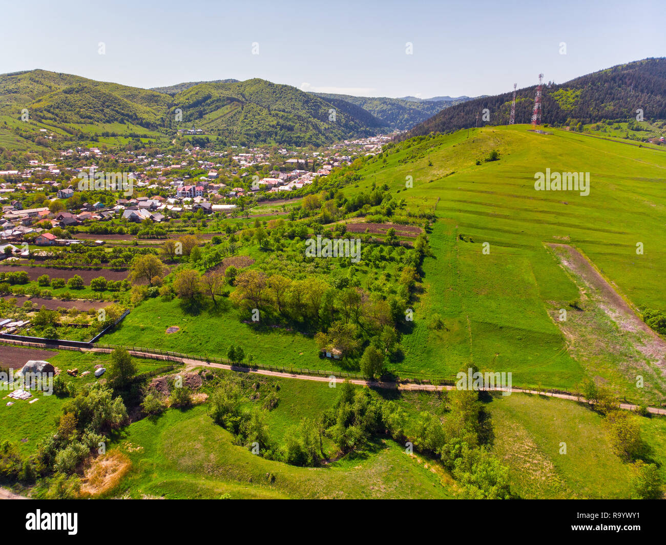 Vue aérienne du village et de la forêt au printemps : les terres cultivées, maisons et forêt du pilotage de drone. Banque D'Images