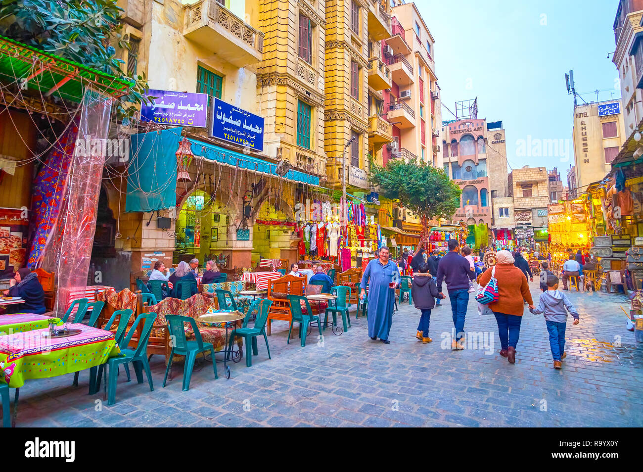Le Caire, Egypte - 20 décembre 2017 : vieux cafés avec la cuisine égyptienne à Khan El-Khalili marché sont le meilleur choix pour un souper dans un endroit confortable avec un vi Banque D'Images