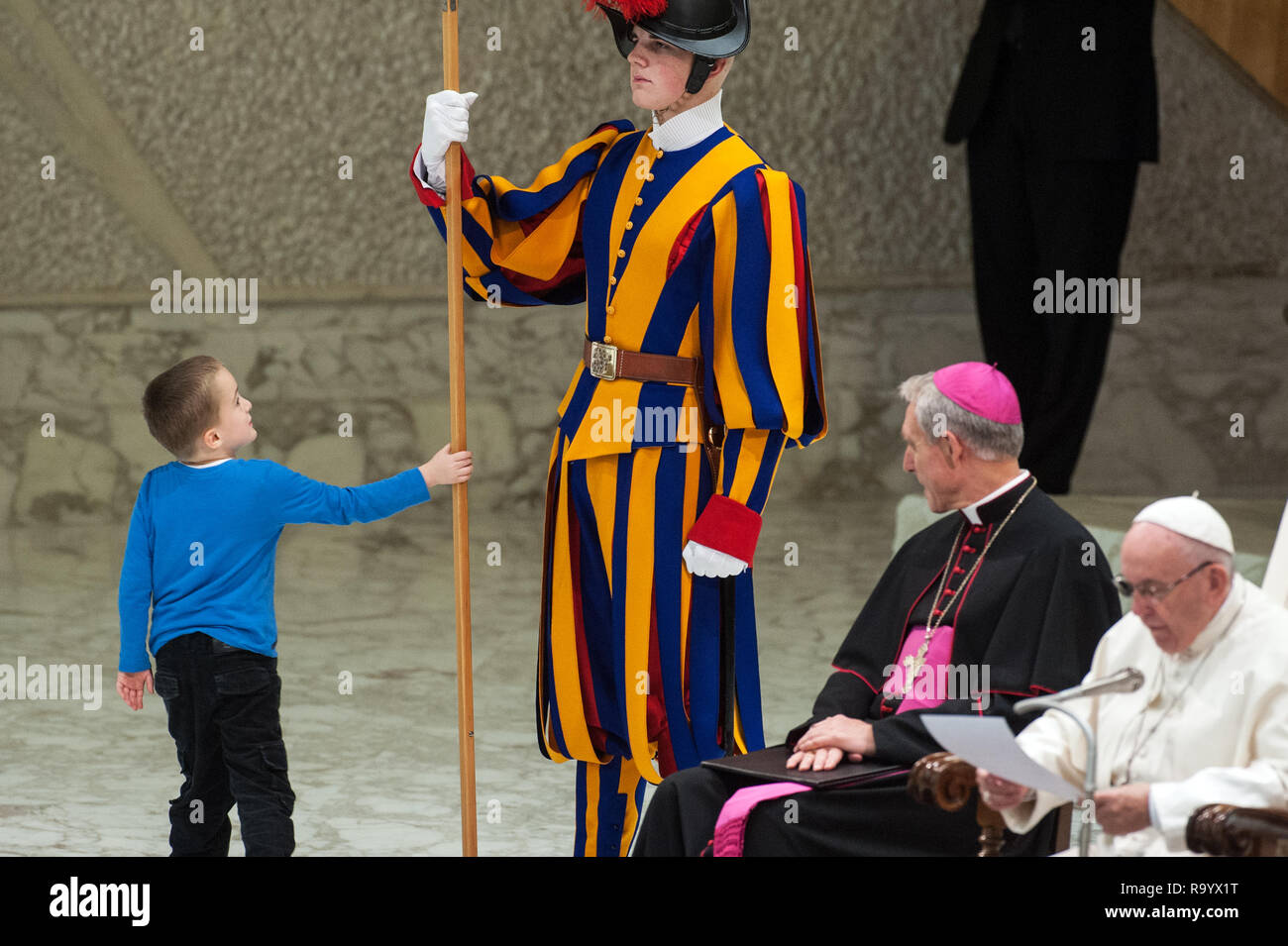 Un enfant qui s'échappa de sa mère touche un membre de la Garde suisse au cours de l'audience générale dirigée par le Pape François à salle Paul VI au Vatican. Comprend : Le Pape François Où : Rome, Italie Quand : 28 Nov 2018 Credit : IPA/WENN.com **Uniquement disponible pour publication au Royaume-Uni, USA, Allemagne, Autriche** Banque D'Images