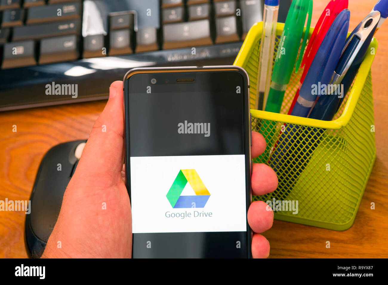 PIATRA Neamt, Roumanie - 30 juillet 2018 : un téléphone mobile avec Google drive logo à l'écran, l'arrière-plan du bureau. Banque D'Images