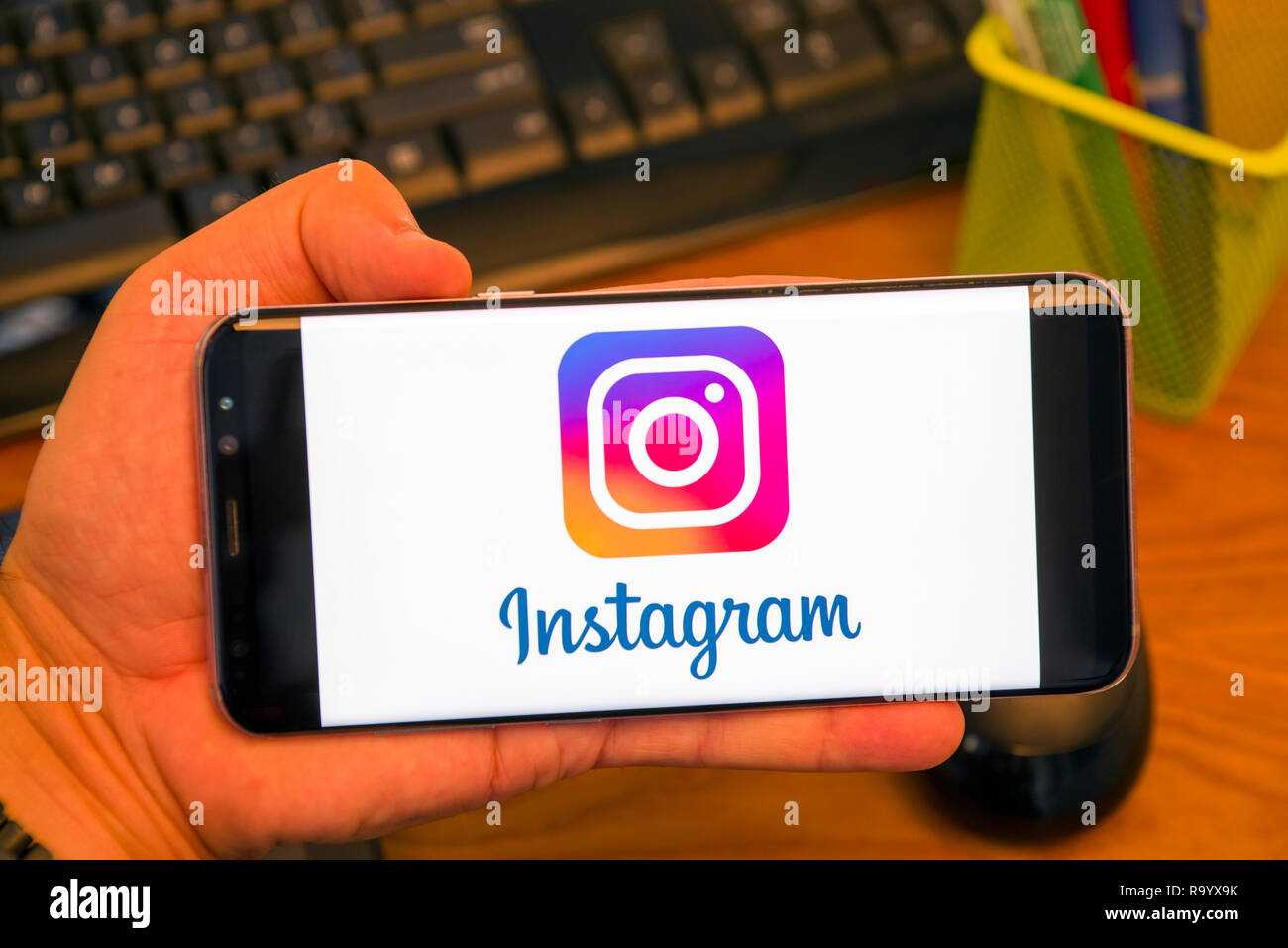 PIATRA Neamt, Roumanie - 30 juillet 2018 : un Samsung S8 + Instagram avec logo à l'écran, l'arrière-plan du bureau. Banque D'Images