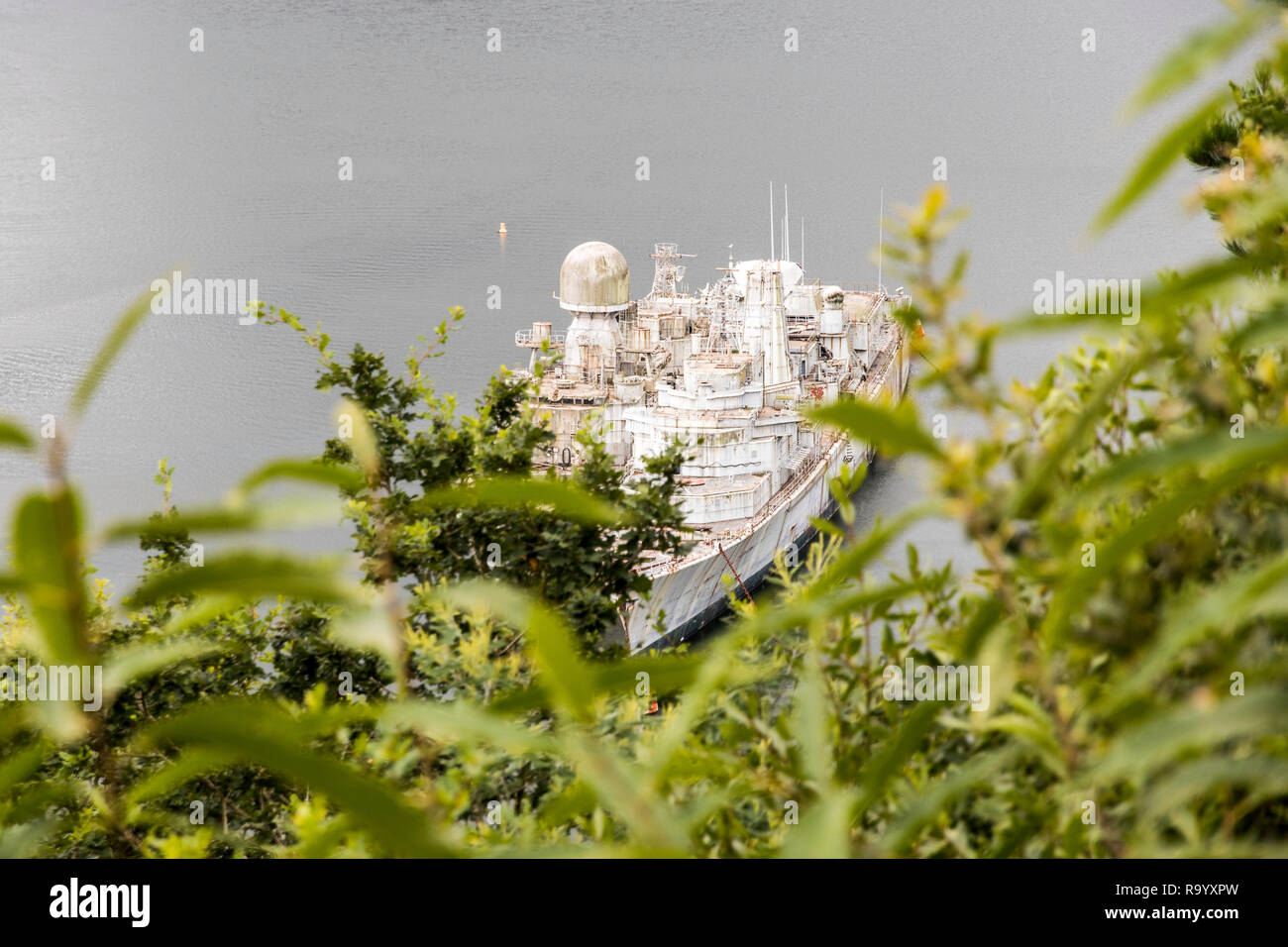 Landevennec, France. Deux bateaux de l'armée au cimetière de navires (cimetiere de bateaux) à proximité de l'Ile de Terenez island Banque D'Images