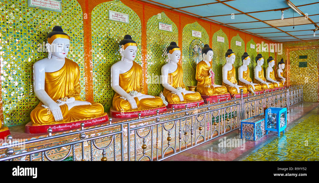 Rhône-Alpes, LE MYANMAR - février 21, 2018 : La ligne d'images de Bouddha dans la maison de l'image U Min Thonze Temple, le mur est décorée avec des motifs en miroir Banque D'Images