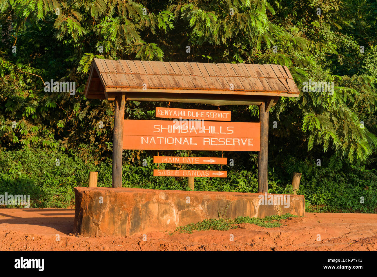 Un grand panneau en bois indiquant l'entrée principale entrée de Shimba Hills National Reserve, Kenya Banque D'Images
