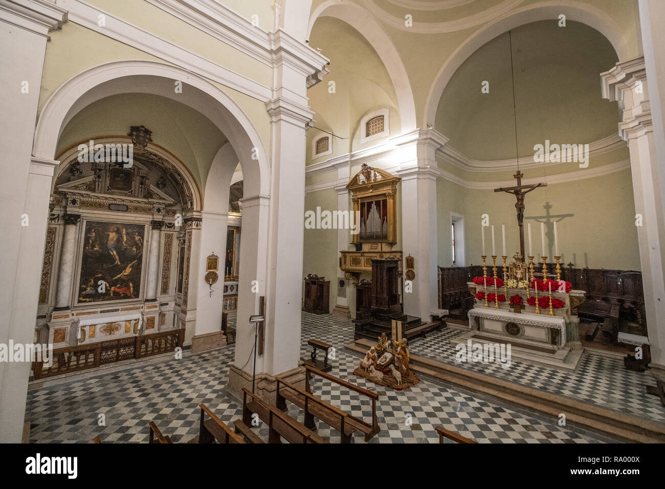 Intérieur de la cathédrale dans la partie la plus ancienne de la ville de Colle Val d'Elsa, Sienne, Toscane Banque D'Images