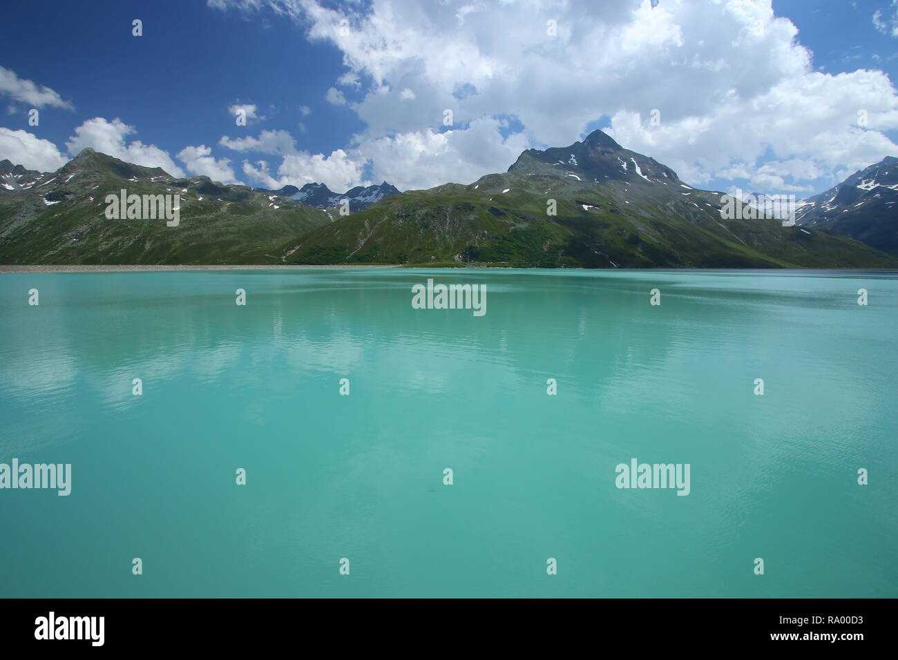 Réservoir d'eau à Silvretta Autriche l'eau sont de couleur bleu turquoise  est idéale pour visiter avec voiture sur la rue Hautes Alpes Photo Stock -  Alamy