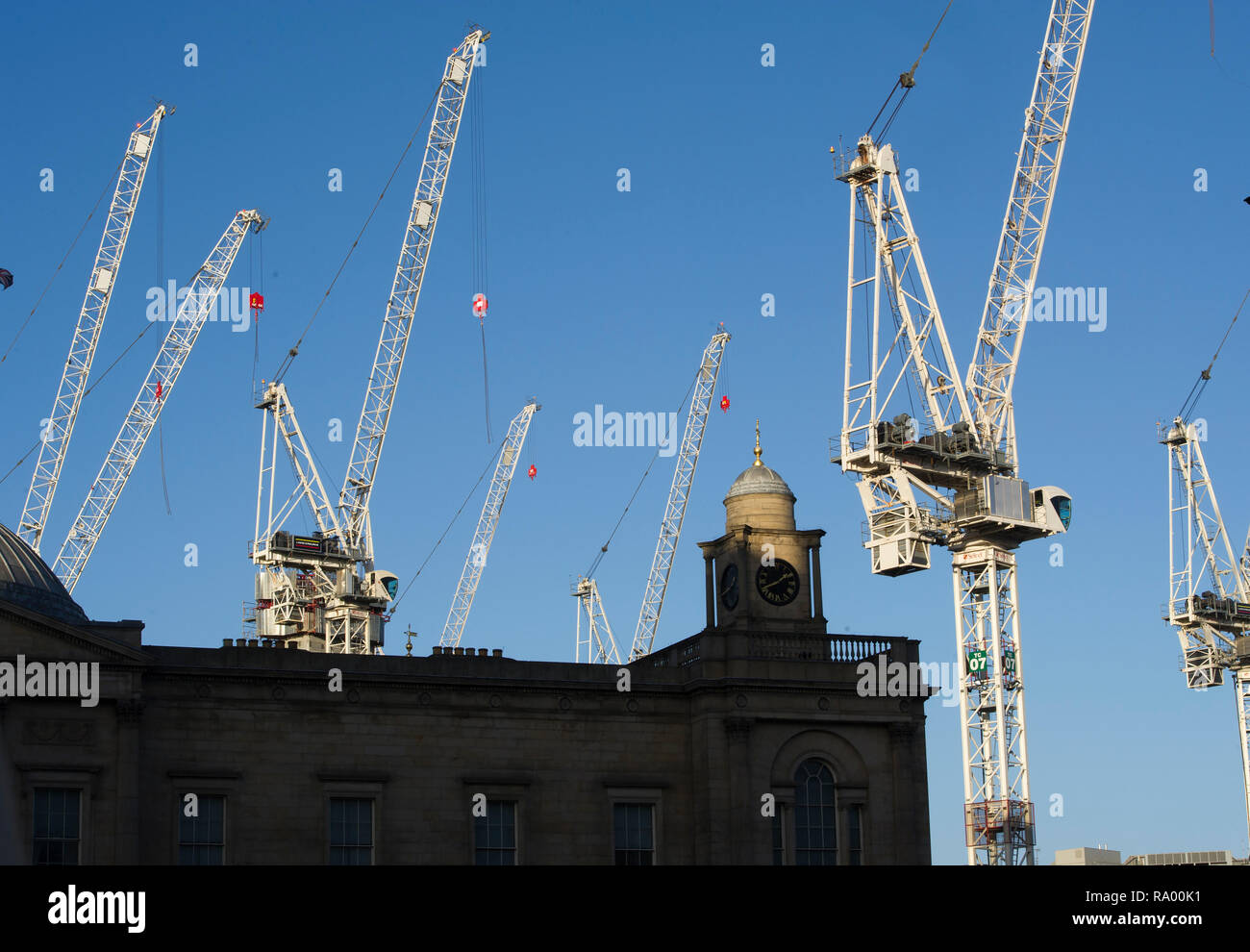 Grues à tour s'élever des St James Centre du développement à l'extrémité est de Princes street, Edinburgh. Banque D'Images