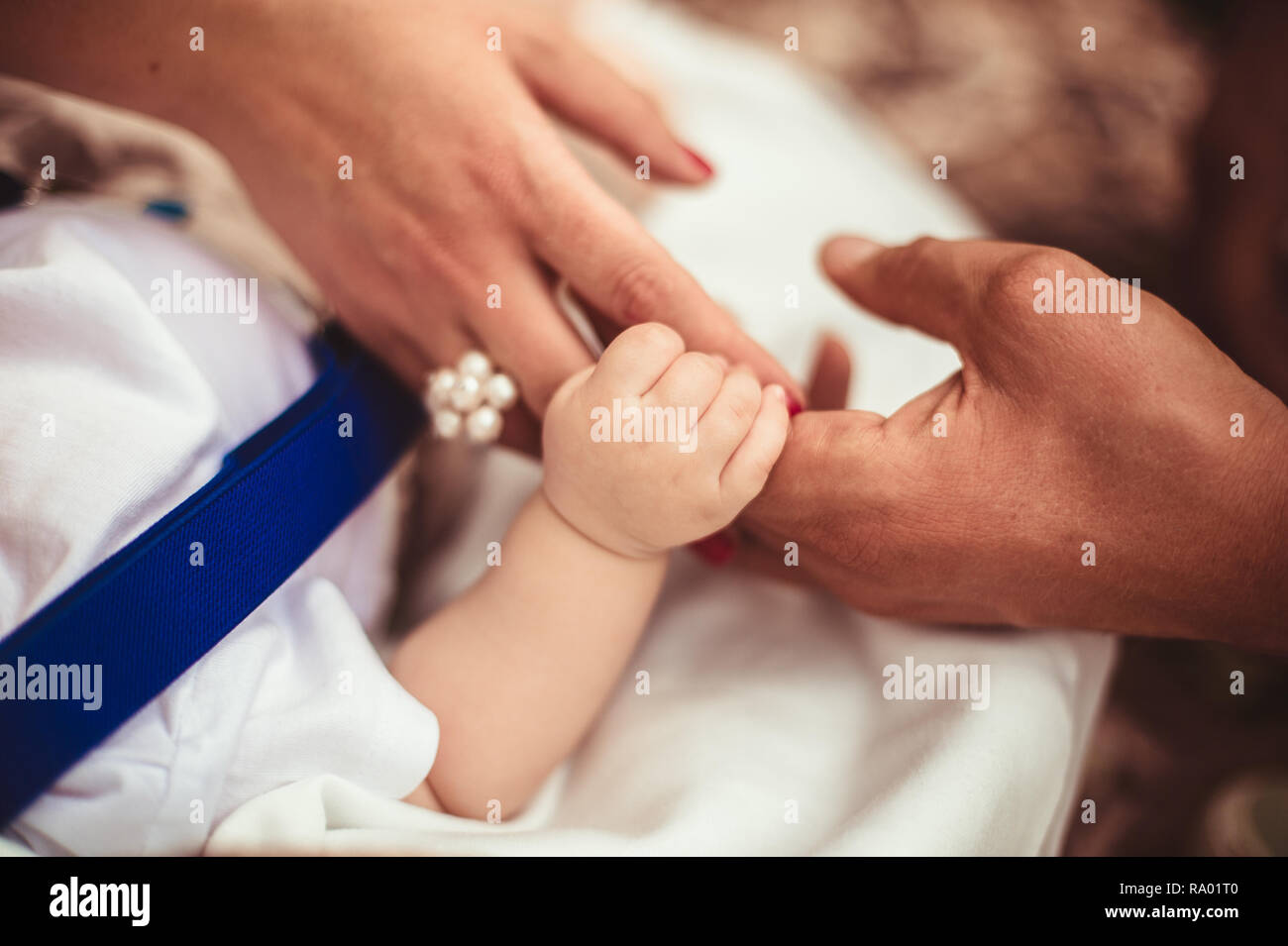 Image Main de bébé de la famille. Père et mère tenant le nouveau-né Kid. Gros plan sur la main de l'enfant Parents Banque D'Images