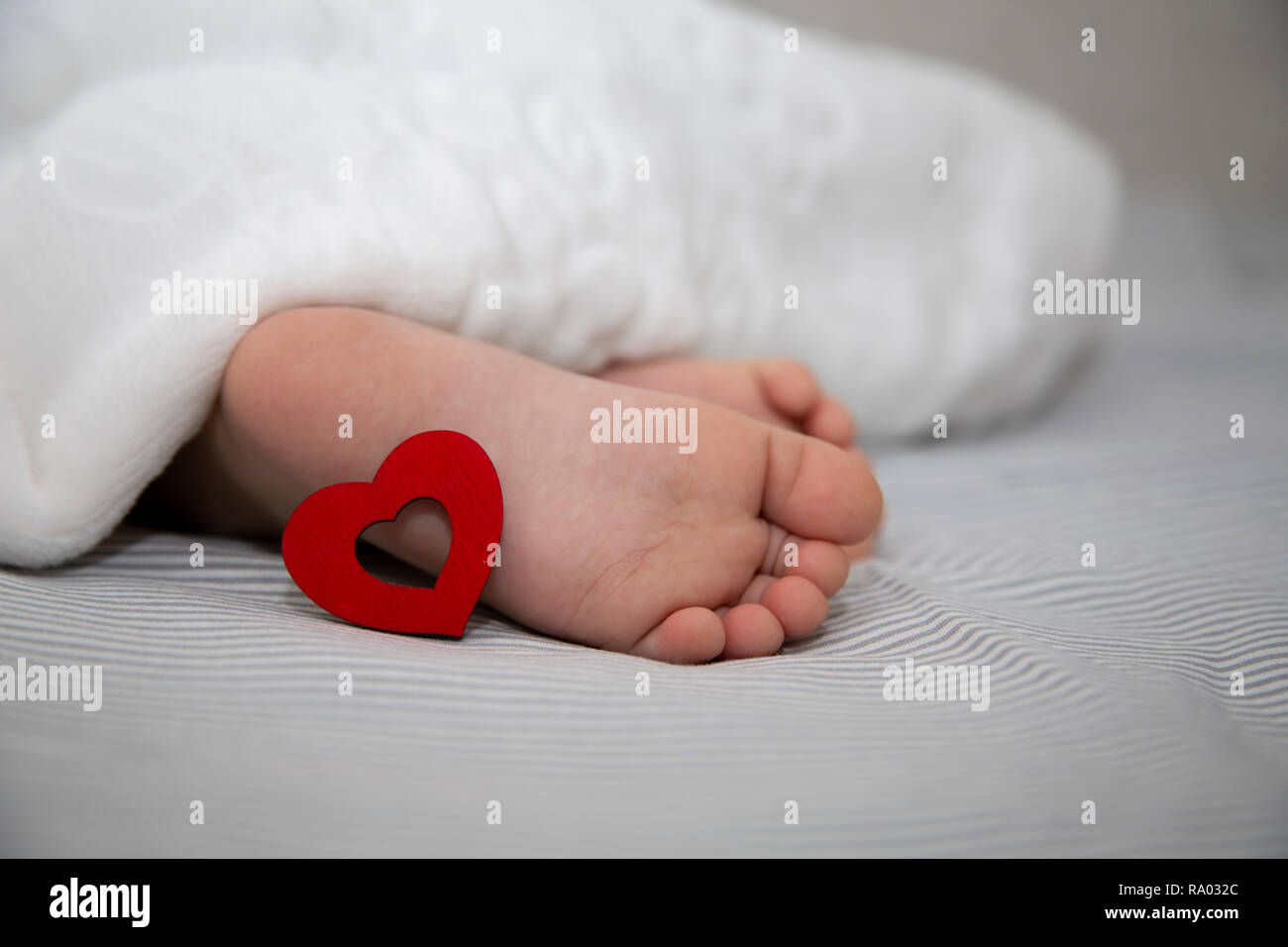 Le Bebe Dort Sous Une Couverture Les Pieds Dehors Avec Un Cœur Rouge Pour La Maison De Vacances Photo Stock Alamy Le Bebe Dort Sous Une Couverture Les Pieds Dehors Avec Un Cœur Rouge Pour La Maison De Vacances Photo Stock Alamy