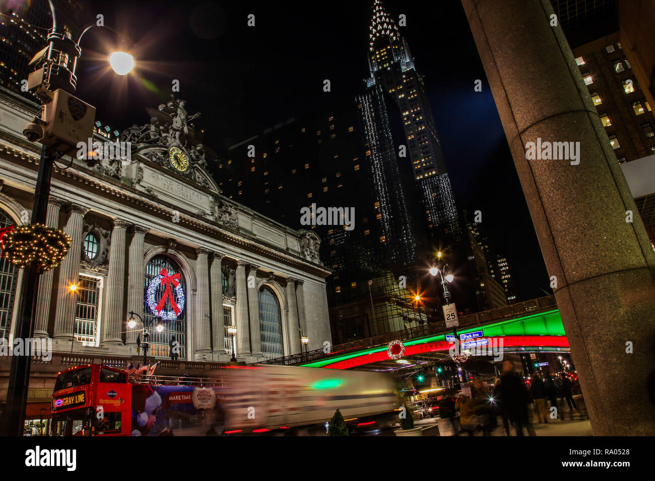 NEW YORK, NY, USA - 27 décembre 2018 : de belles soirées avec des lumières de rue près de Grand Central Terminal avec Chrysler building à l'arrière. Banque D'Images