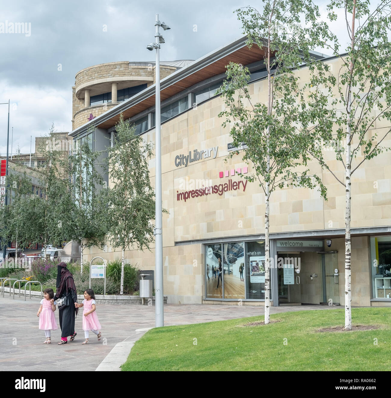 Photographie de rue locaux asiatique dans le centre de Bradford West Yorkshire UK Banque D'Images