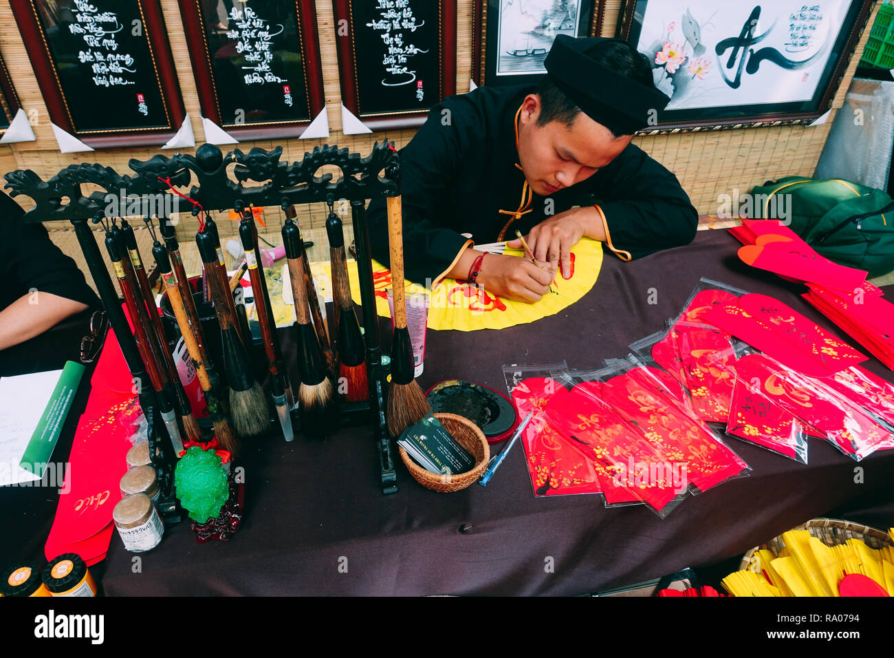 Érudit vietnamien calligraphie écrit au nouvel an lunaire. Festival de calligraphie est une tradition populaire au cours du Têt. La culture du Tet Vietnamien Banque D'Images