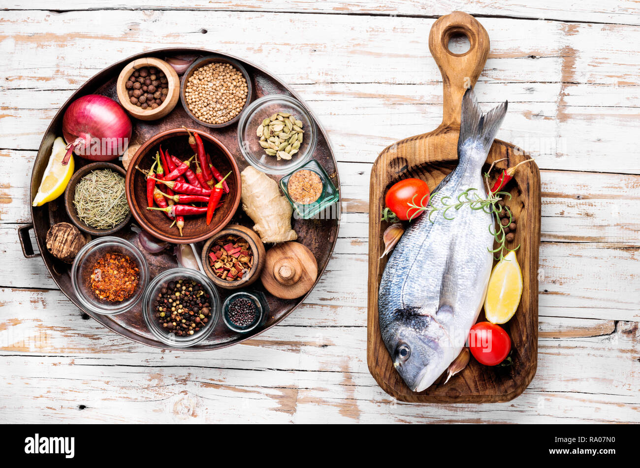 Poissons crus frais dorado avec des ingrédients pour la cuisine Banque D'Images