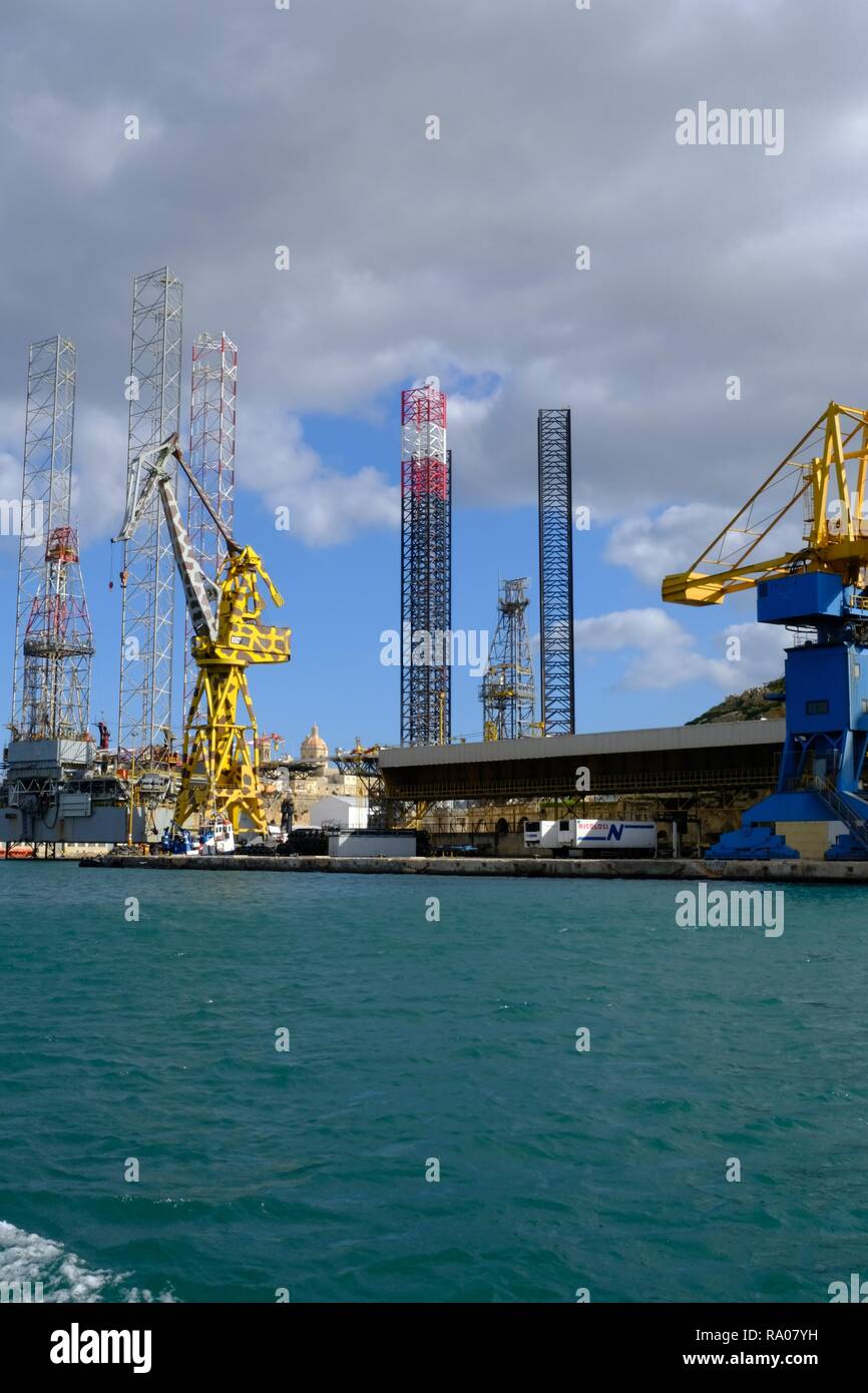 Malte GC, Valletta, UE, Méditerranée, île, histoire de la Seconde Guerre mondiale, destination, tourisme, chantier naval, brume matinale, forage pétrolier, réparations de navires. Banque D'Images