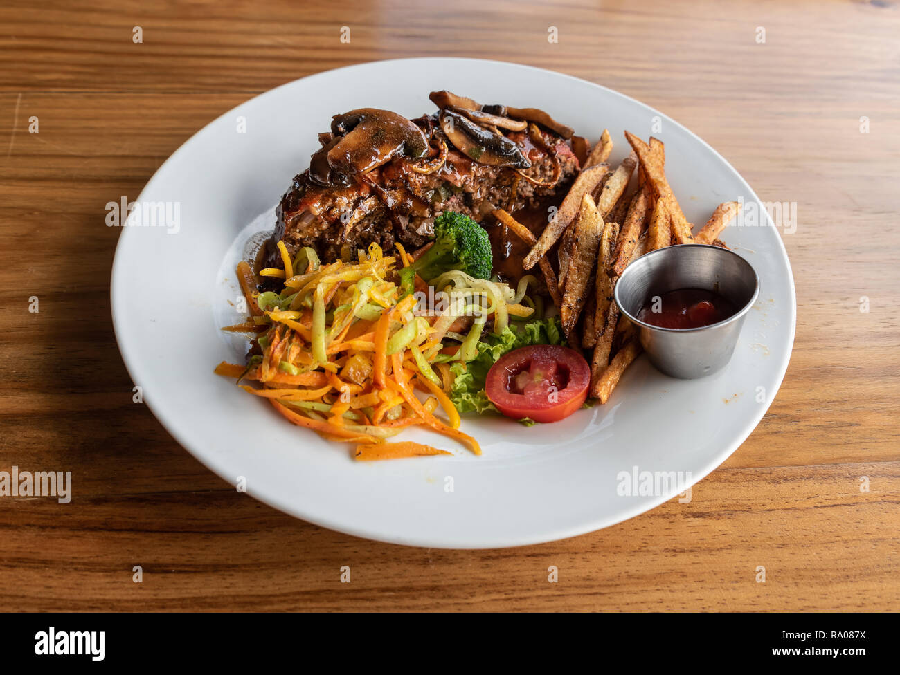 Pain de viande gourmet avec le vin de la sauce, les légumes et pommes frites coupées à la main Banque D'Images