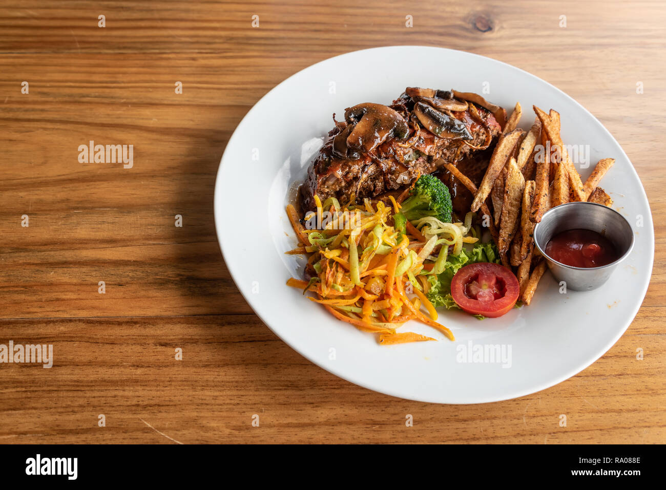 Pain de viande gourmet avec le vin de la sauce, les légumes et pommes frites coupées à la main Banque D'Images