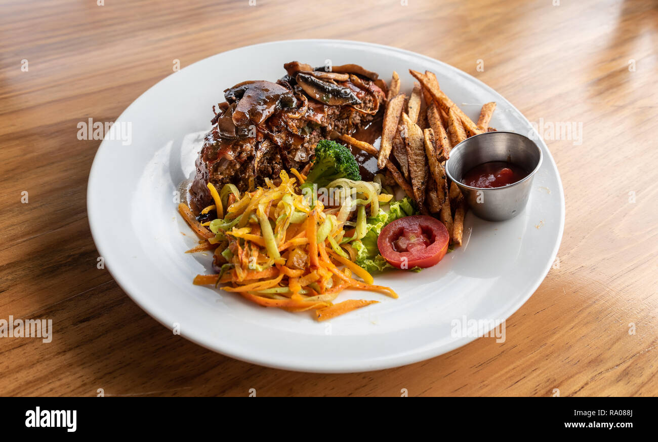 Pain de viande gourmet avec le vin de la sauce, les légumes et pommes frites coupées à la main Banque D'Images