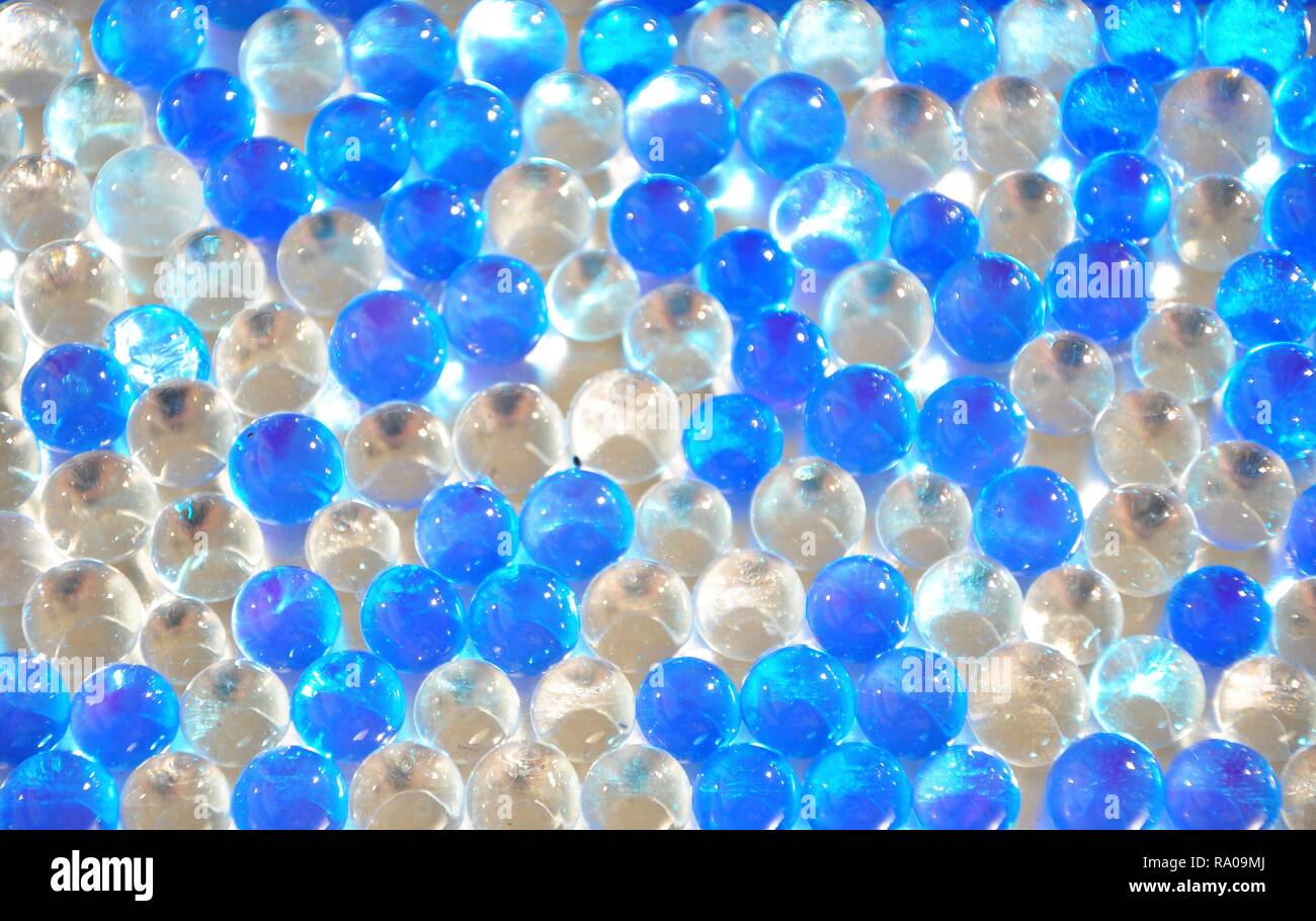 Les billes de gel blanc et bleu,billes de polymère Banque D'Images