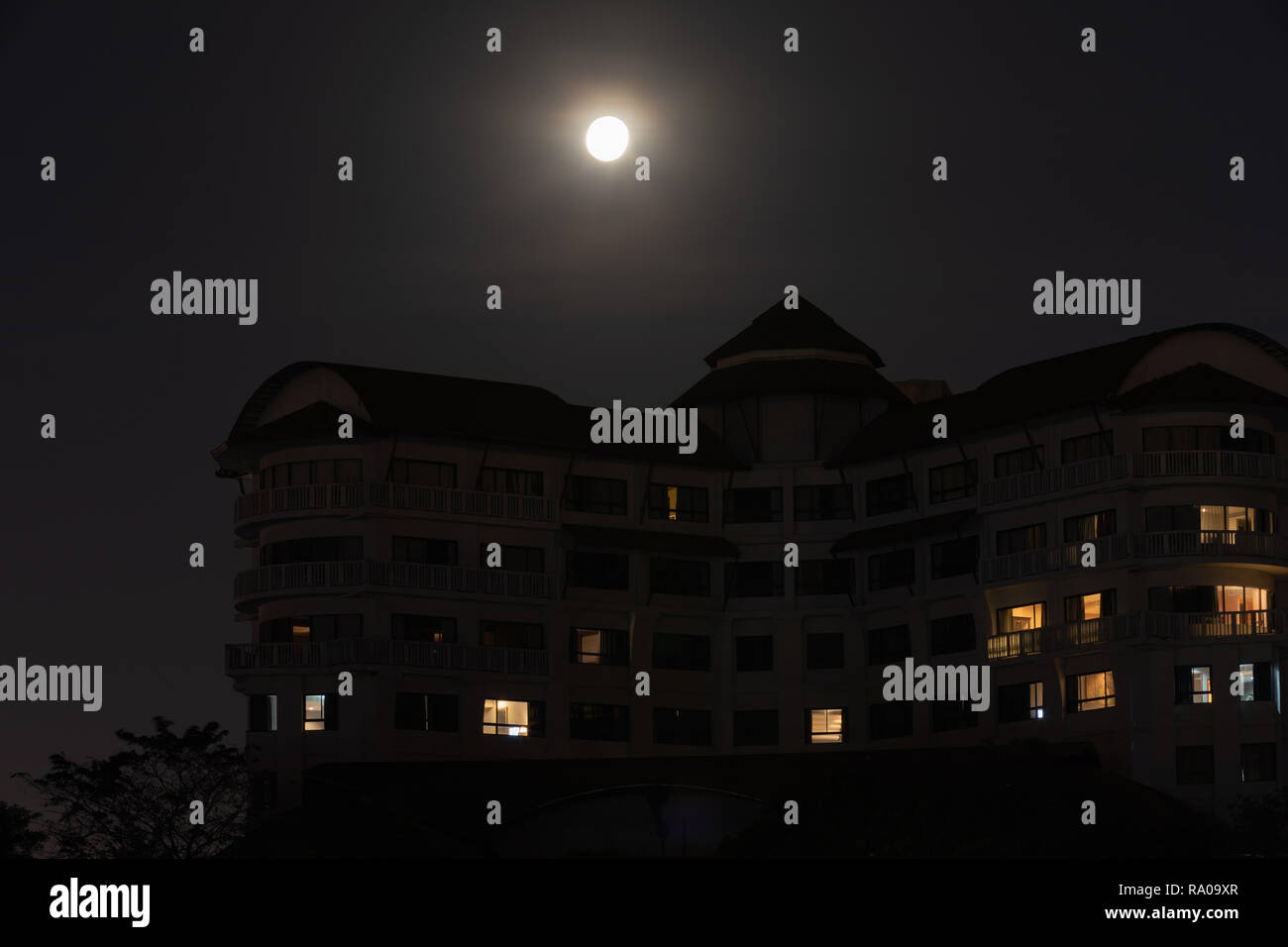 Pleine lune croissante au sujet des capacités en Thaïlande. Banque D'Images