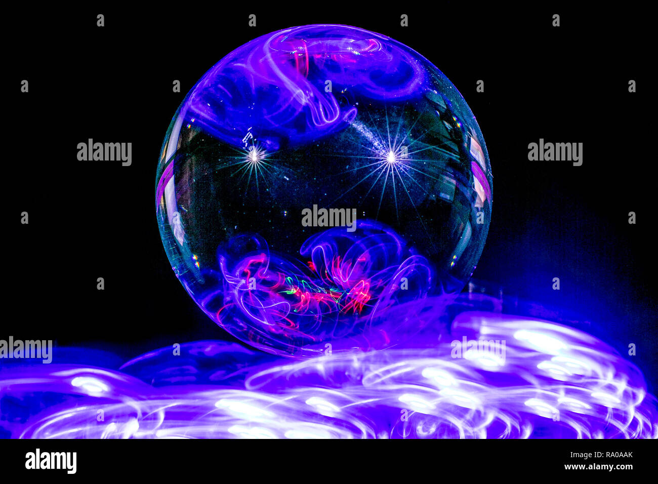 Galaxie dans un globe de lumière - peinture avec un Lensball / Crystal / bille de verre Banque D'Images