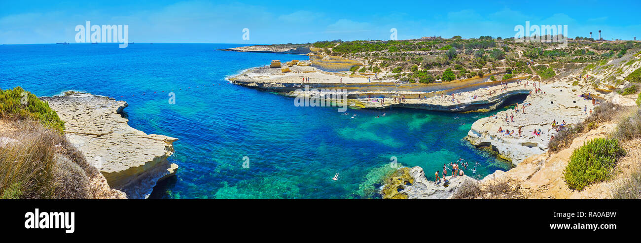 MARSAXLOKK, MALTE - le 18 juin 2018 : Delimara coast jouit de l'une des plus belles plages en pays calcaire naturel - St Peter's Pool, amo populaires Banque D'Images