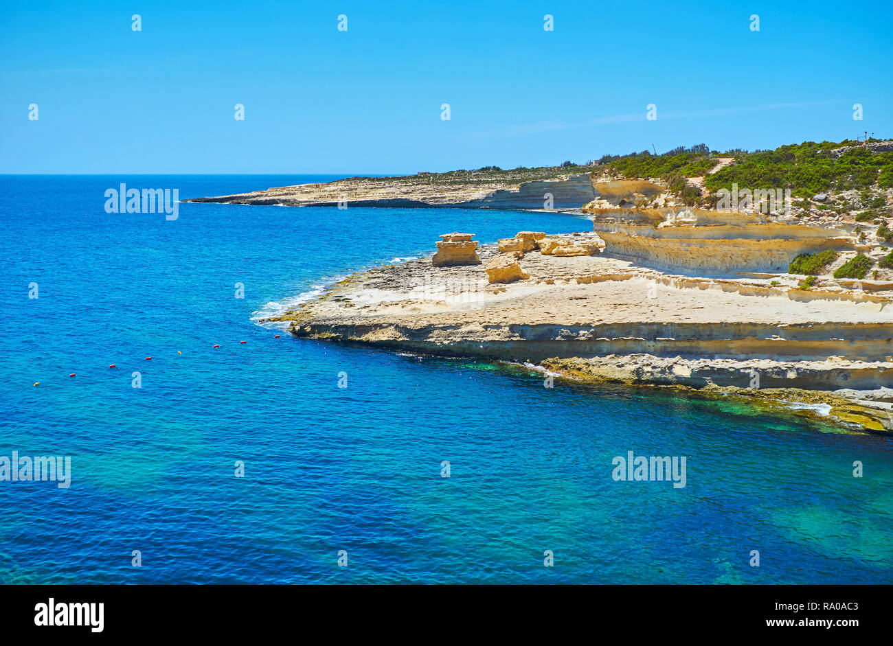 La pittoresque péninsule de roches de Delimara attirent les touristes de faire les excursions autour d'elle et visiter St Peter's Pool - la superbe plage sur cet ar Banque D'Images