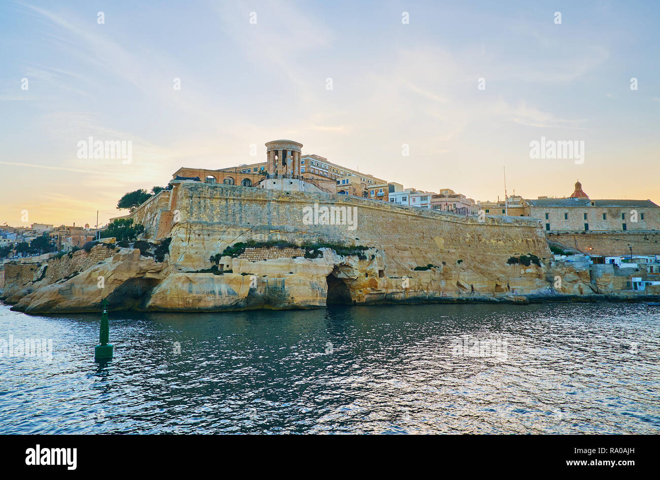 Le coucher de soleil sur le St Christopher Bastion de la forteresse de La Valette avec Rotonde du War Memorial Bell siège sur le haut et le petit grotto à ses pieds, M Banque D'Images