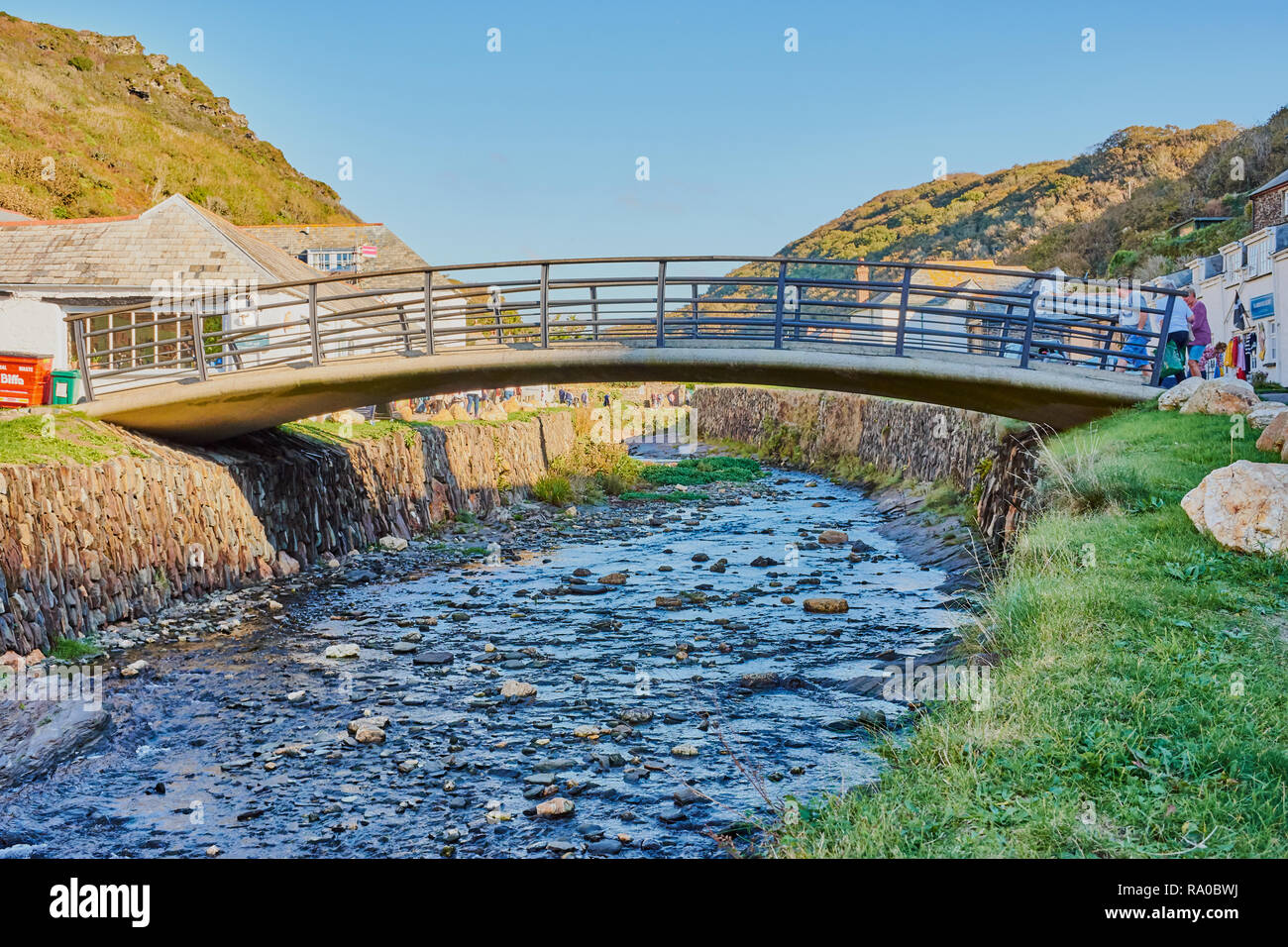 Boscastle, Cornwall, Angleterre - 04 octobre, 2018 : pont de Boscastle, un petit village de pêcheurs sur la côte nord des Cornouailles, Angleterre Banque D'Images