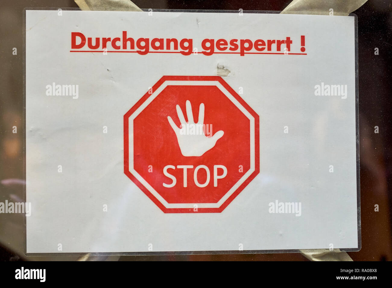 L'allemand signe sur une porte en verre avec les mots de passage - fermé - et une icône d'arrêt rouge Banque D'Images