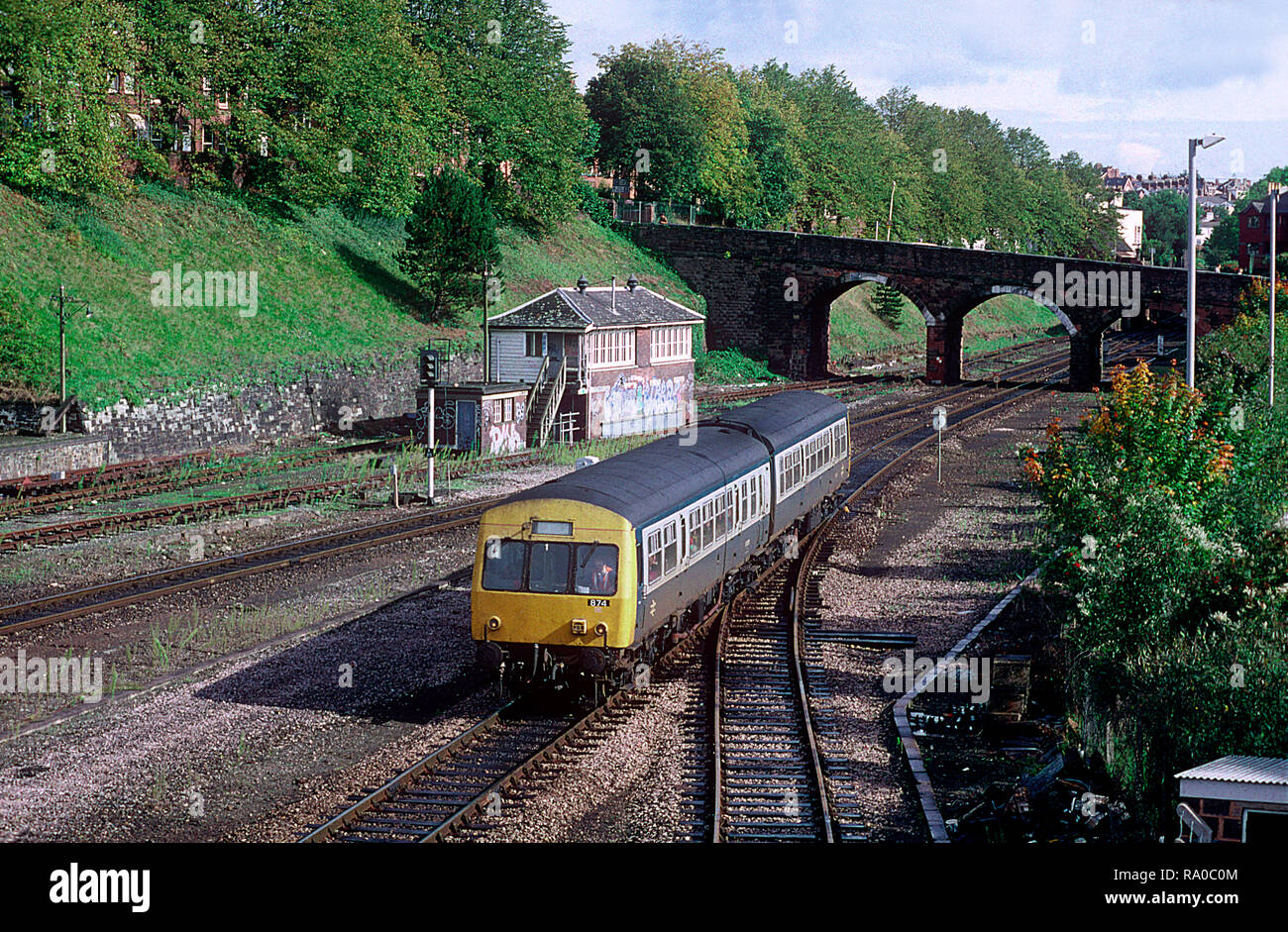 L'ensemble d'unités multiples diesel de classe 101 numéro 874 passe la boîte de signalisation fermée et fortement vandalisée à Exeter Central avec un service de chemins de fer régionaux. 3rd octobre 1992. Banque D'Images