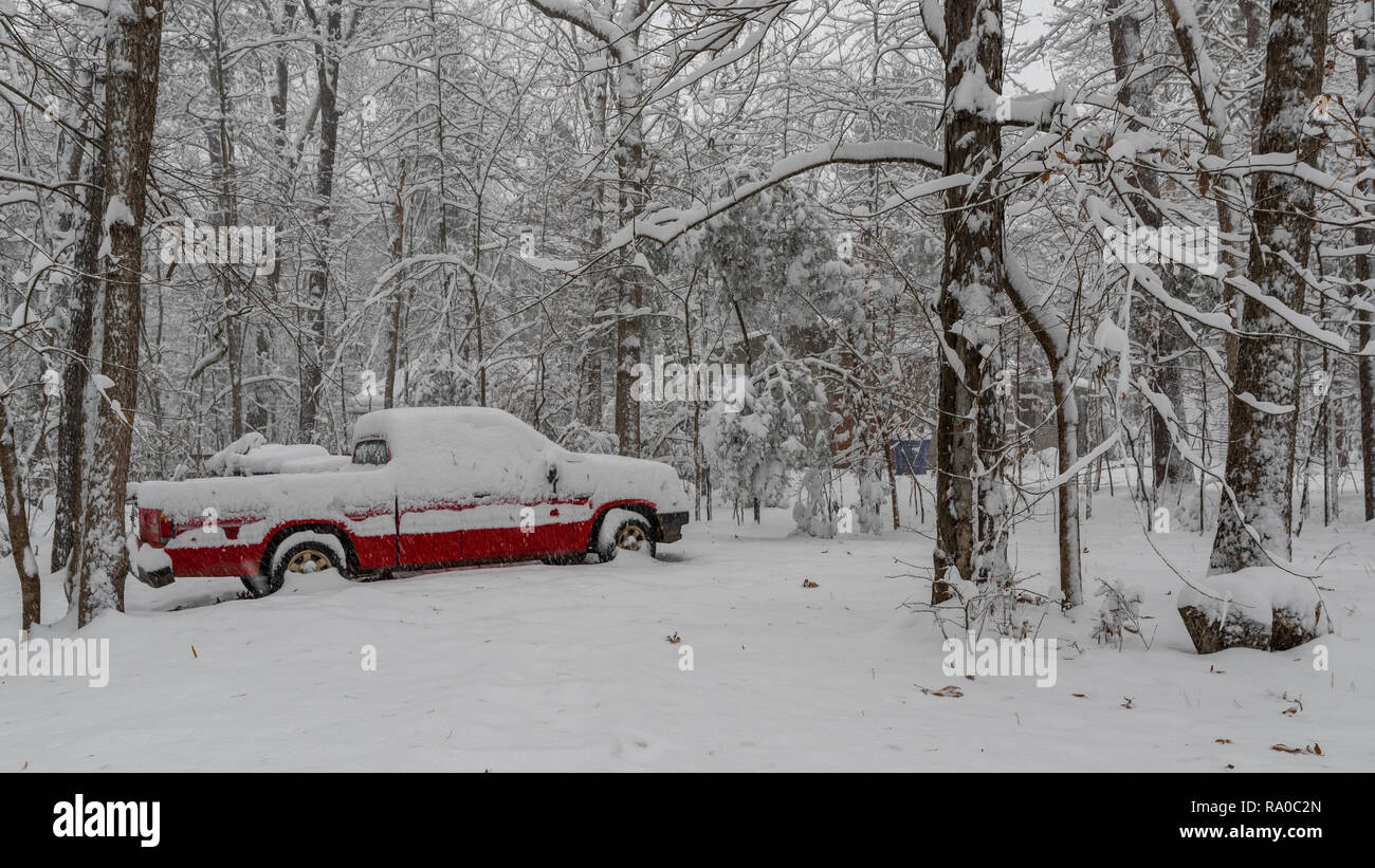 Camionnette rouge couverte de neige dans le matin Banque D'Images
