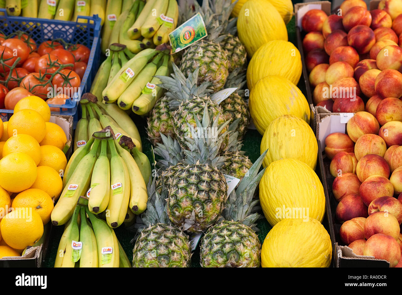 Fruits frais sur une échoppe de marché Banque D'Images