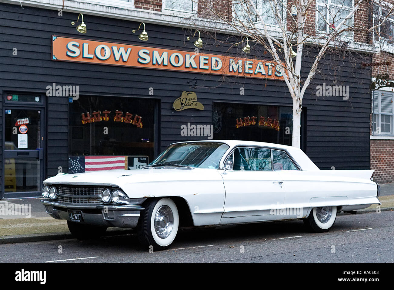 Chevrolet garée dehors un Américain Smoke house 'Texas Joe's' Banque D'Images