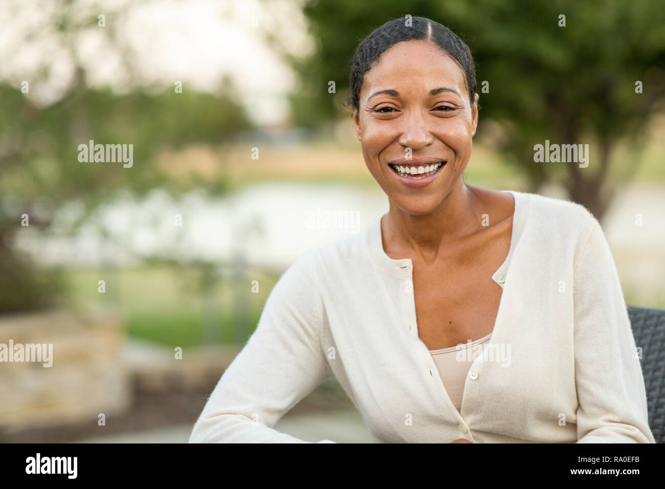 Confiant mature African American Woman smiling extérieur. Banque D'Images
