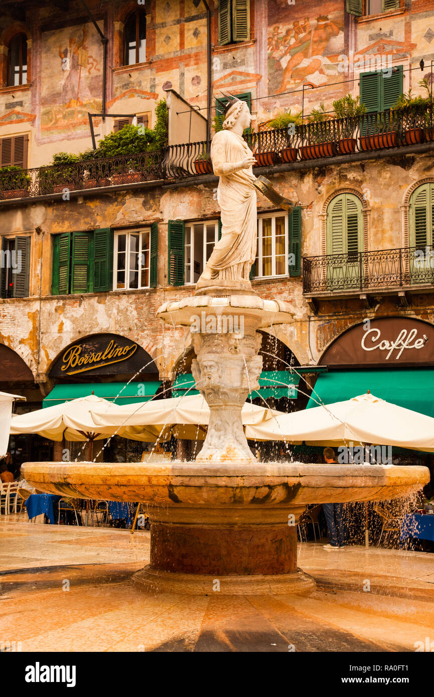 Debout dans la fontaine historique de la Piazza Erbe à Vérone. Banque D'Images