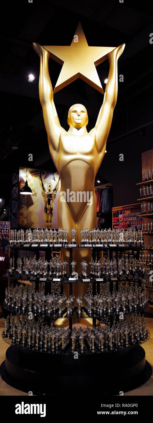 Hollywood, CA/ USA - Juillet 26, 2018 : Oscar d'or Statue holding gold star. Golden Award ou trophée est symbole de réussite et de Victoire concept Banque D'Images