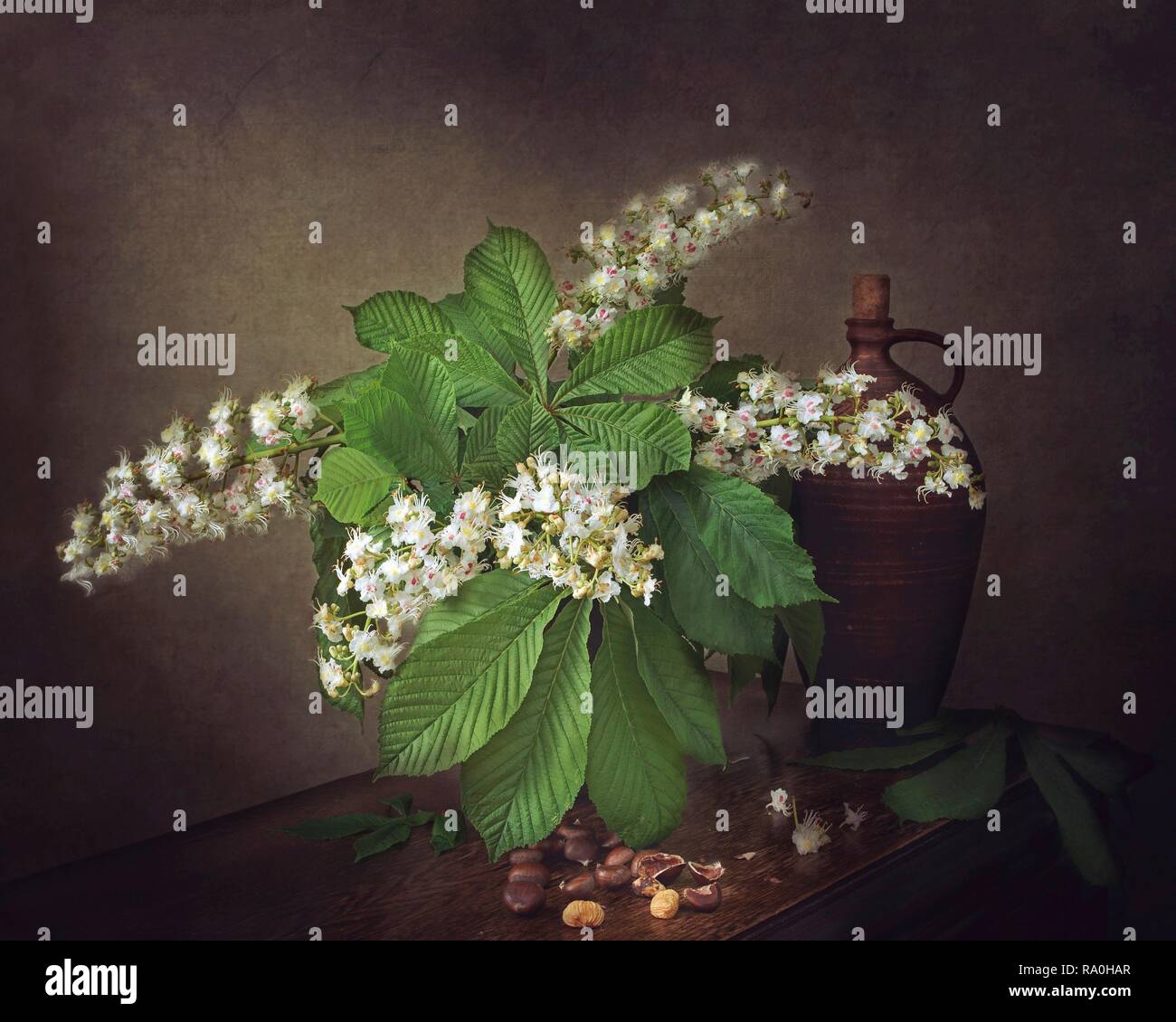 Nature morte au bouquet de branches de châtaigniers en fleurs Banque D'Images