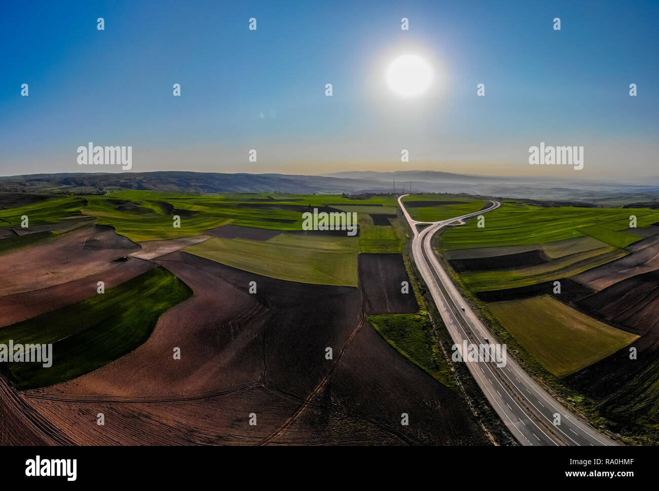 La belle vue de drone champs agricoles au printemps Banque D'Images