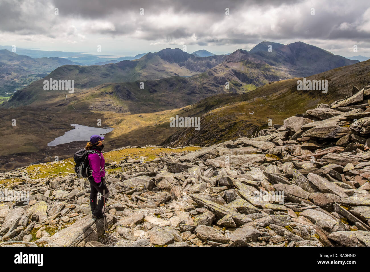 Female hiker à Cwmffynnon entre Llyn vers les montagnes du Snowdon Horseshoe, lit-bébé, Goch, Criby-Ddysgl Snowdon, et Y-Lliwedd. Banque D'Images