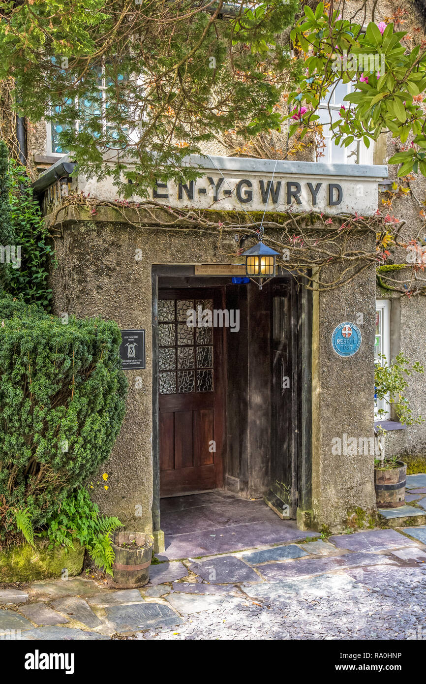 Le Pen-y-Gwryd hôtel dans le parc national de Snowdonia au Pays de Galles. Remarquable pour ses liens avec l'expédition Everest 1953. Banque D'Images