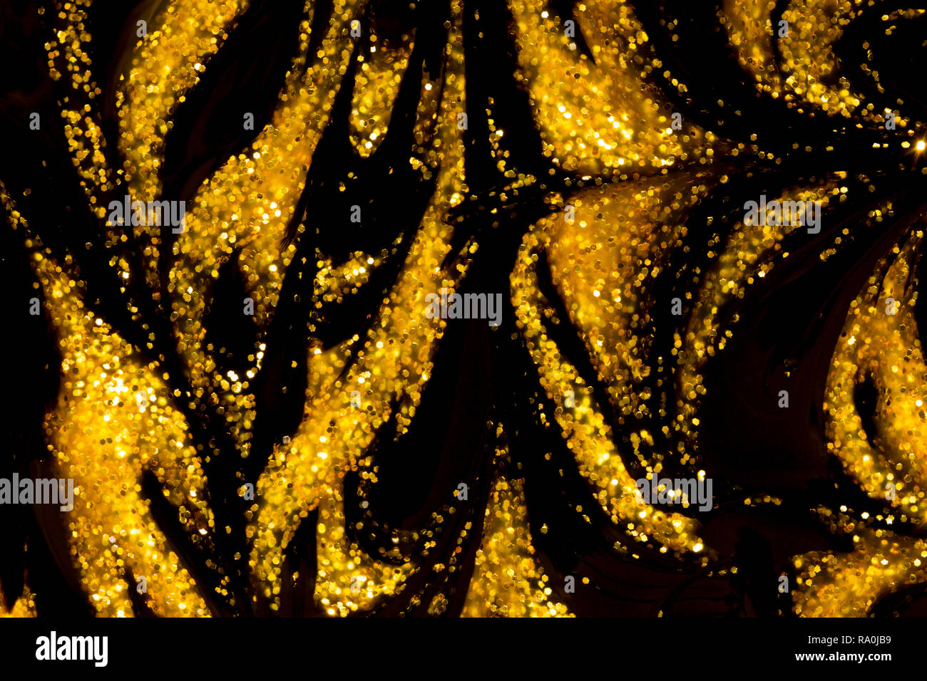 Résumé fond noir et or metallic glitter paint swirls Banque D'Images