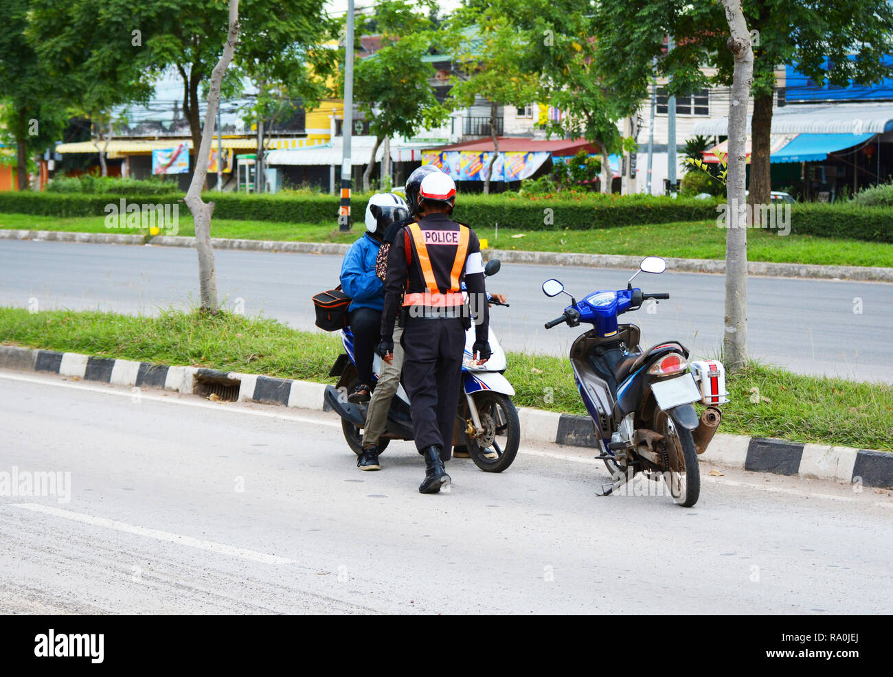 La police de la route de l'arrêt et vérifier moto / agent de la circulation sur les rues et pilote moto de Bangkok Thaïlande Banque D'Images
